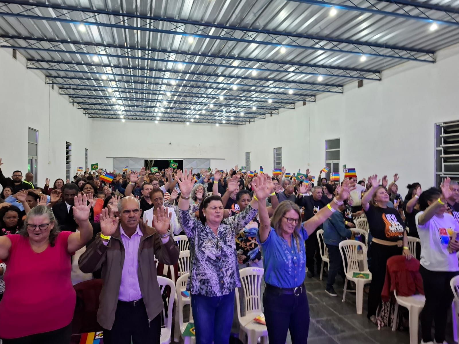 Vigília do Avivamento reúne cerca de 500 pessoas no Centro de Convenções Jerusalém em Santos Dumont (MG)